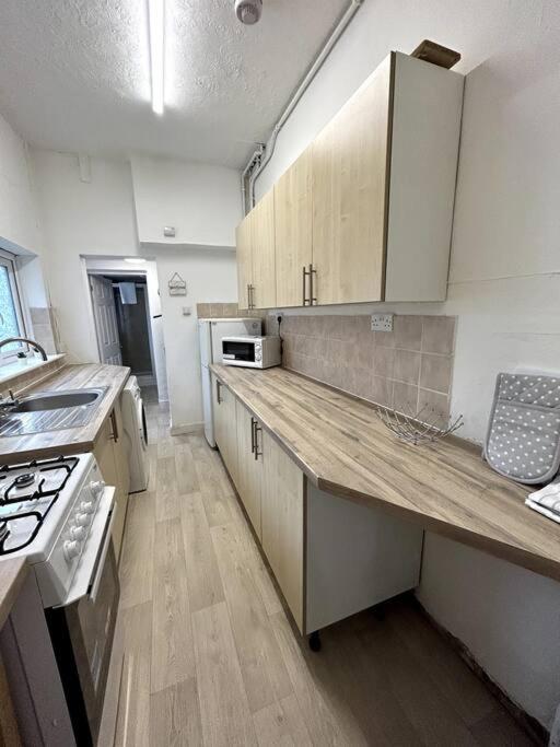 Bright Home From Home Stoke-on-Trent Exterior photo