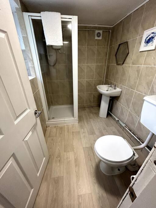 Bright Home From Home Stoke-on-Trent Exterior photo